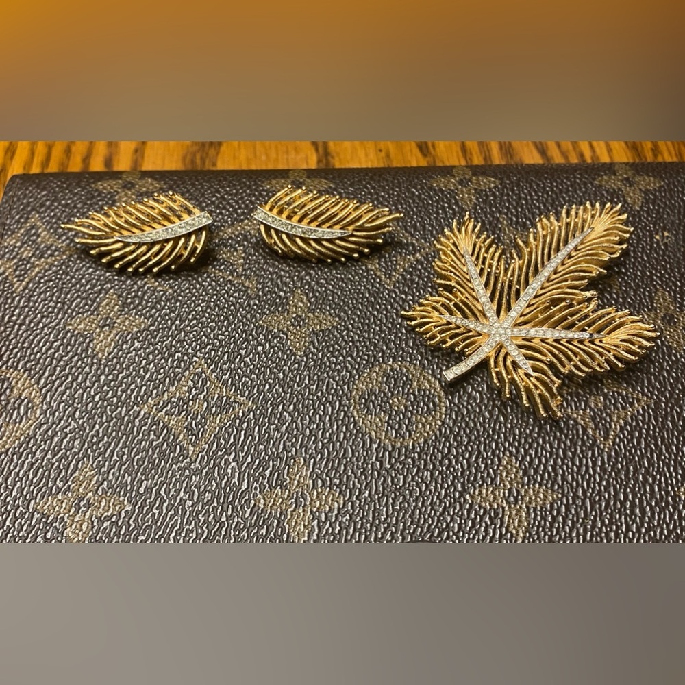 TRIFARI Crown Collectible Vintage set brooch and clip on earrings 1960’s